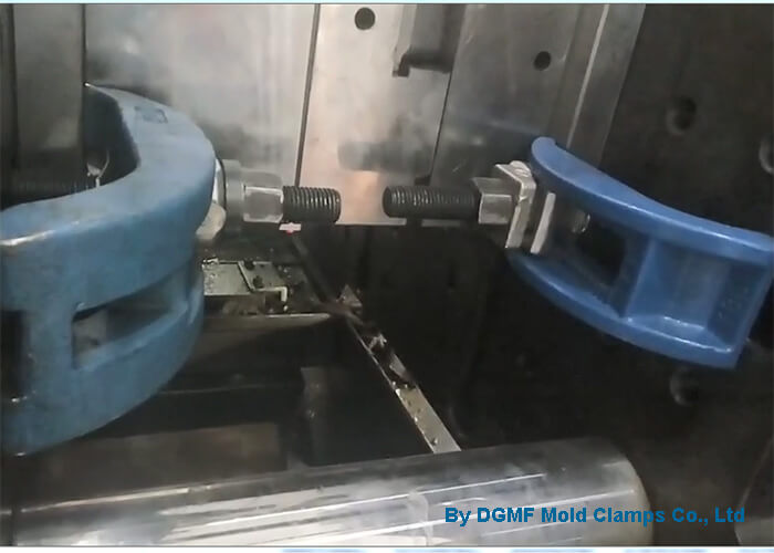 Quick-change mold clamps installation for injection mold machine